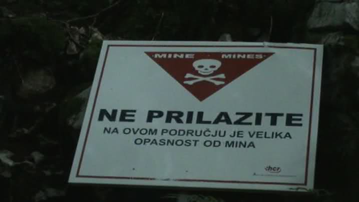 Cartel de "Peligro Minas", en los bosques de camino a Plitvice.