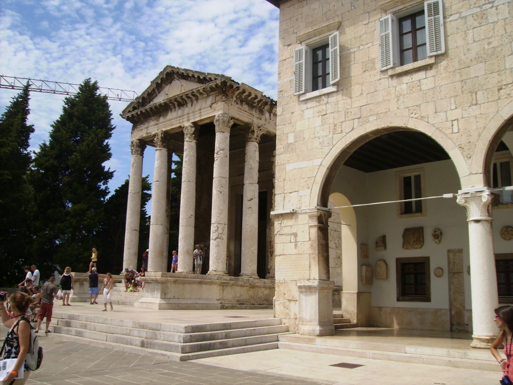 Templo de Augusto en Pula, Croacia.
