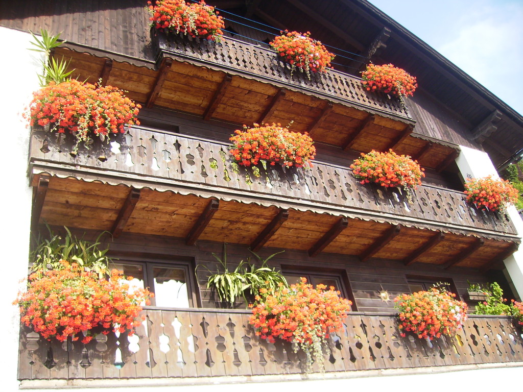 Preciosos balcones llenos de flores en todas las casas de Hallstatt, Austria.