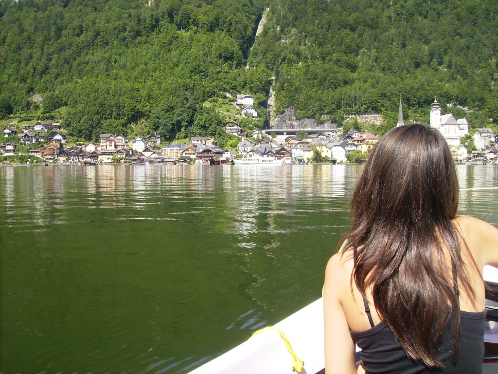 Paseo en barca eléctrica por el lago en Hallstatt, Austria.