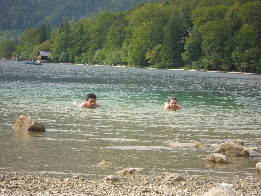 Baño en el Lago Bohinj, Eslovenia.