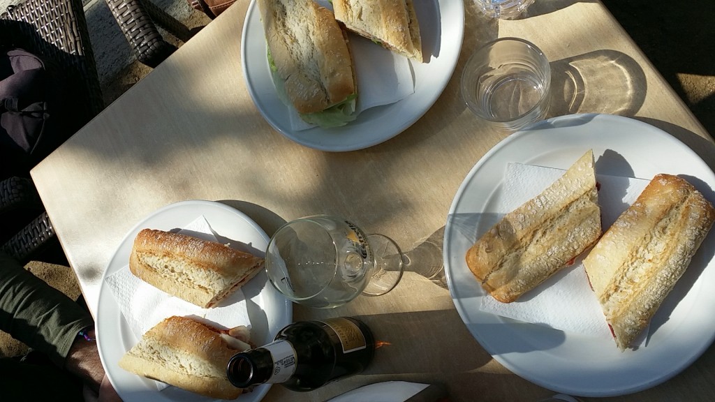Esmorzant a Banyoles, Girona.
