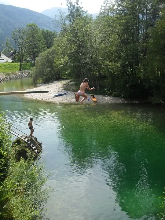 Salto de trampolín camino del Lago Bohinj, Eslovenia.
