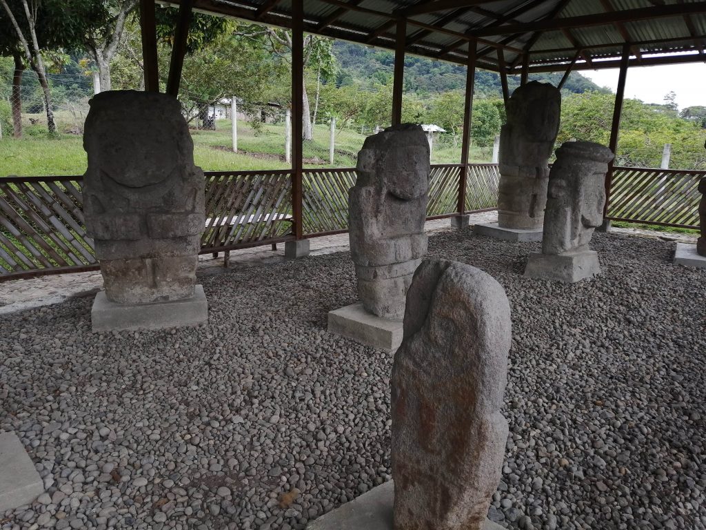 Estatuas de El Tablón en el Parque de Tierradentro, Colombia.