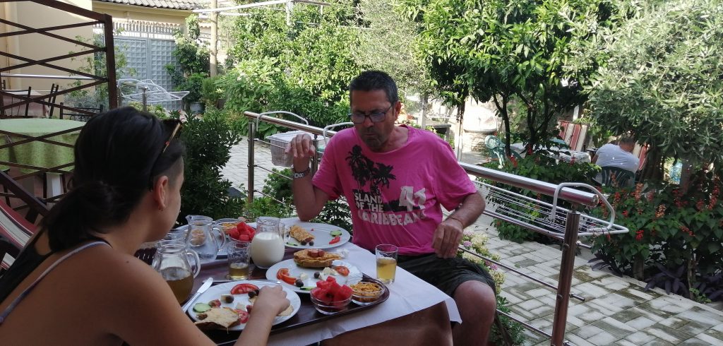 Desayuno en Vlore, Albania.