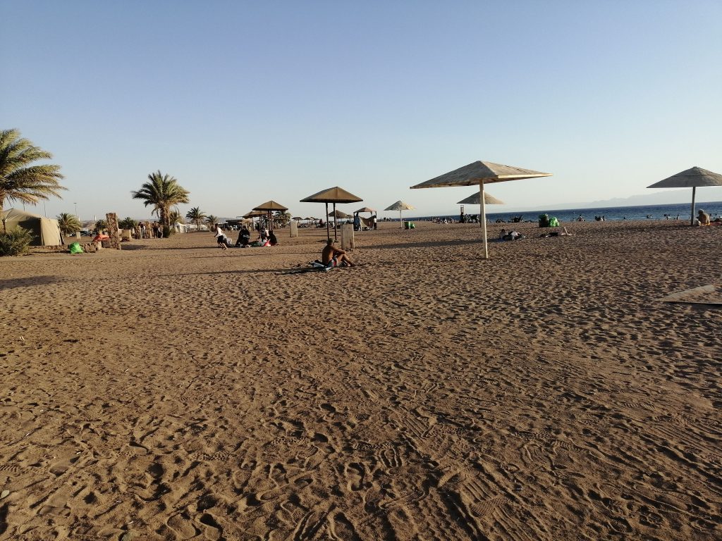 Playa South Beach en Aqaba durante el día.